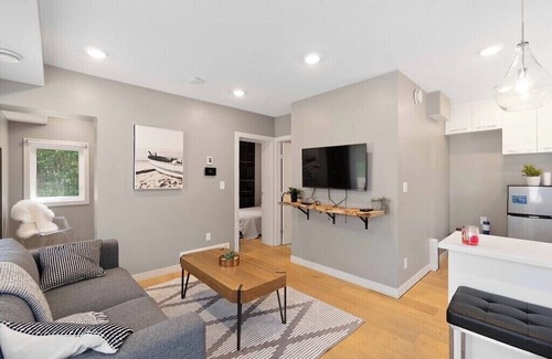 Central Alberta Casa | Modern Home and guest house in peaceful location.