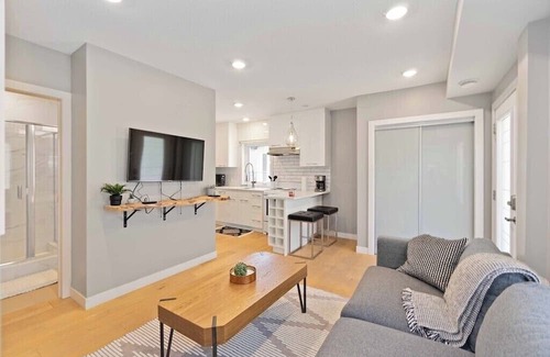 Central Alberta Casa | Modern Home and guest house in peaceful location.