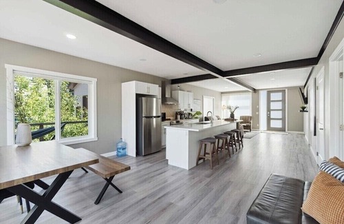 Central Alberta Casa | Modern Lakehouse and Guest home with Partial Lake View