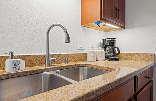 West Plaza Casa | Stylish 2 bd Stay Near Plaza & UMKC