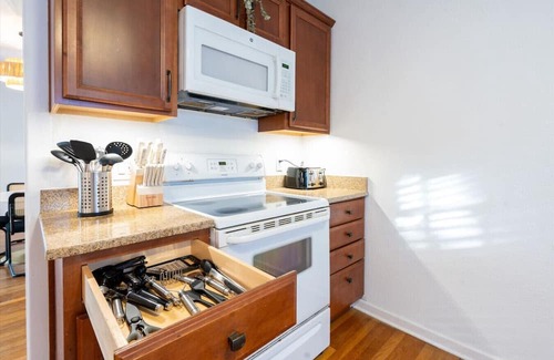 West Plaza Casa | Stylish 2 bd Stay Near Plaza & UMKC