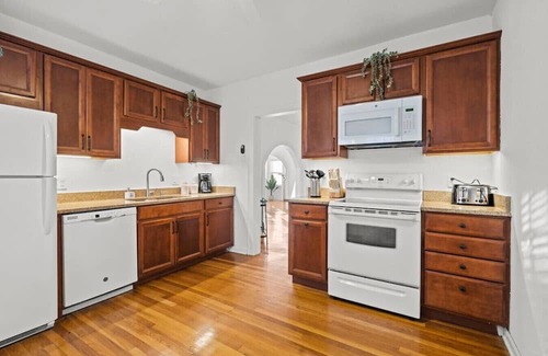 West Plaza Casa | Stylish 2 bd Stay Near Plaza & UMKC