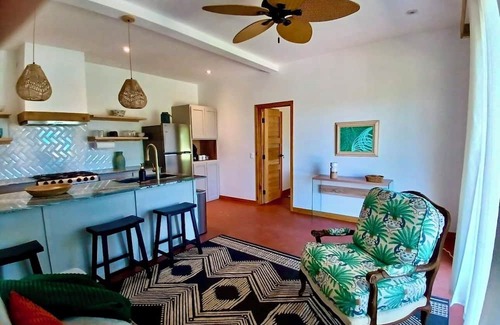Isla de Utila Casa | Cozy 1-bedroom garden bungalow with AC, WiFi & pool in charming Utila