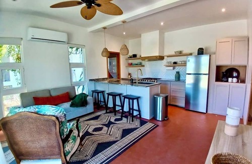 Isla de Utila Casa | Cozy 1-bedroom garden bungalow with AC, WiFi & pool in charming Utila