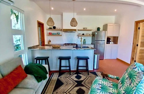 Isla de Utila Casa | Cozy 1-bedroom garden bungalow with AC, WiFi & pool in charming Utila