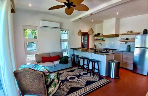 Isla de Utila Casa | Cozy 1-bedroom garden bungalow with AC, WiFi & pool in charming Utila