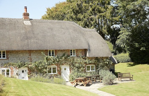 Ebbesborne Wake Cabaña | This beautiful 300-year-old detached thatched cottage nestled within the stunning Cranborne Chase.