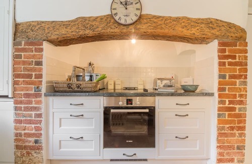 Ebbesborne Wake Cabaña | This beautiful 300-year-old detached thatched cottage nestled within the stunning Cranborne Chase.