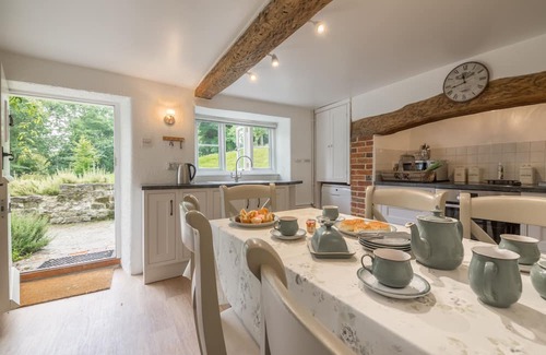 Ebbesborne Wake Cabaña | This beautiful 300-year-old detached thatched cottage nestled within the stunning Cranborne Chase.