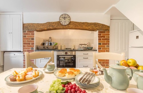 Ebbesborne Wake Cabaña | This beautiful 300-year-old detached thatched cottage nestled within the stunning Cranborne Chase.