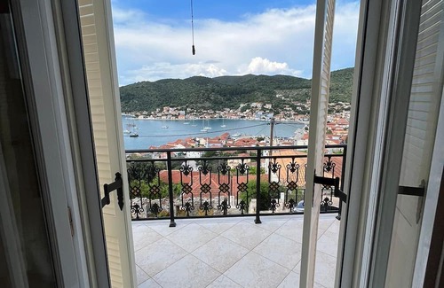 Vathy Casa | 3-bedroom house in charming Ithaki with AC, WiFi. Live the Greek dream