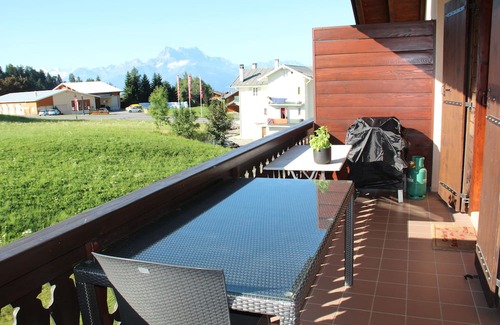 Leysin Apartamento | Comfortable apartment with balcony and view