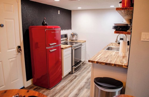Frisco Casa | Charming 2-bedroom townhome in downtown Frisco with WiFi, AC
