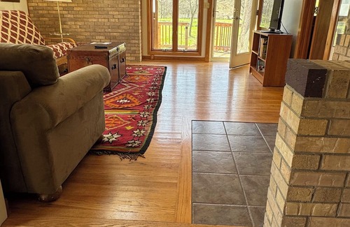 Lawrence Otro | Sunflower/Mushroom Farmhouse just 6 minutes from Lawrence "Wakarusa Valley Farm"