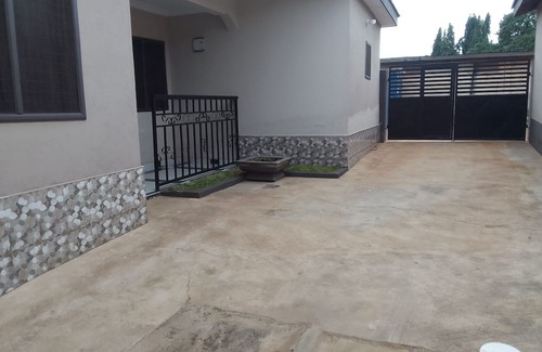 Sunyani Apartamento | MVH Apartment in Sunyani with free WiFi, AC and fully furnished kitchen.