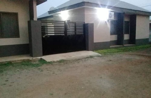 Sunyani Apartamento | MVH Apartment in Sunyani with free WiFi, AC and fully furnished kitchen.