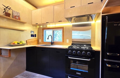 Lund Casa | (NEW) Designer Tiny Home Nestled in Tranquil Forest- Nature Lover's Paradise
