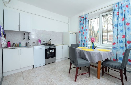 Almaty Apartamento | Spacious 3-bedroom apartment in lovely Almaty with WiFi