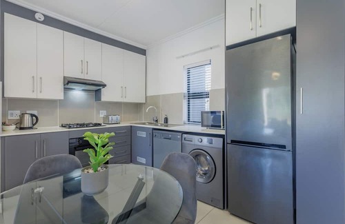 Umhlali Apartamento | Modern 2BR in Ballito Village |Inverter | Sleeps 4