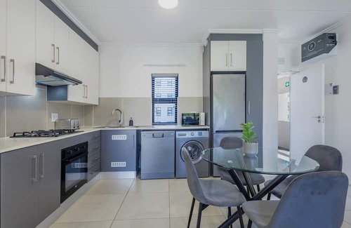 Umhlali Apartamento | Modern 2BR in Ballito Village |Inverter | Sleeps 4