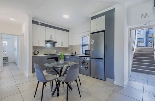 Umhlali Apartamento | Modern 2BR in Ballito Village |Inverter | Sleeps 4