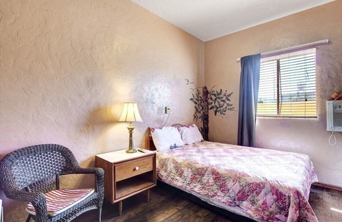 Searchlight Apartamento | Charming 2-bedroom hotel suite with AC, WiFi in enchanting Searchlight