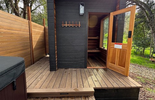 Three Rivers Casa | Charming 4-bedroom retreat, AC, sauna and hot tub close to Sequoia Nat'l Park