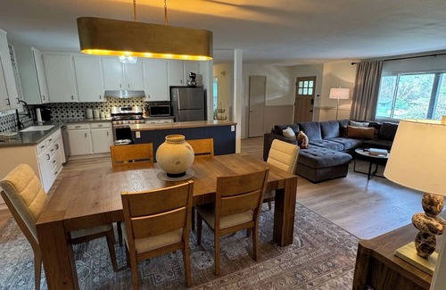 Three Rivers Casa | Charming 4-bedroom retreat, AC, sauna and hot tub close to Sequoia Nat'l Park