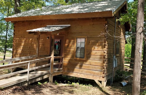 Winona Cabina | Charming 1-bedroom cabin in Winona. Close 50 minutes to Starkville for games.