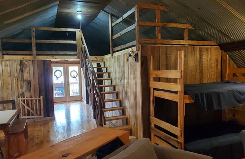 Winona Casa | Charming 3-bedroom barn in quaint Winona with AC