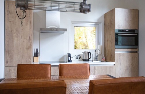 Municipality of Rhenen Chalet De Esquí | House with dishwasher, in nature reserve