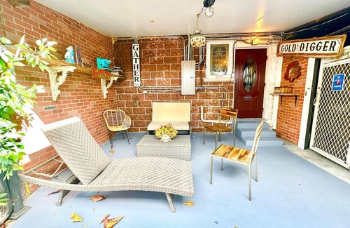 Midtown Cabaña | Entire House Five Vintage-Style Theme Rooms
