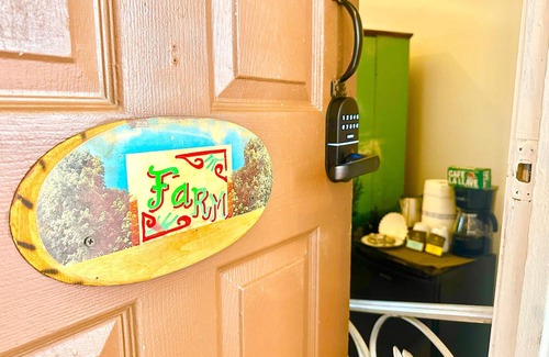 Midtown Cabaña | Entire House Five Vintage-Style Theme Rooms