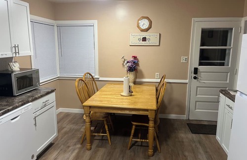 Waterloo Casa | 3-bedroom house in charming Waterloo with AC, WiFi. Enjoyable getaway awaits