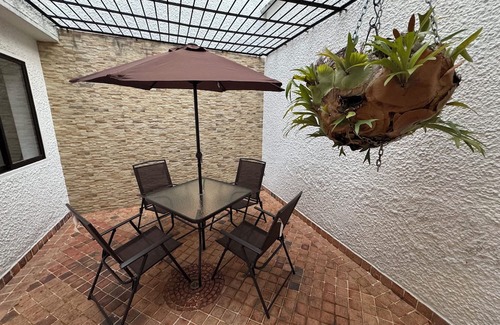La Castellana Casa | Spacious 5-bedroom house in beautiful in Laureles Medellín with WiFi