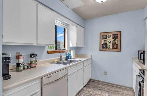 Southwest Topeka Casa | Spacious townhome - 2-bedrooms with King Beds in quite cul-de-sac - sleeps 6