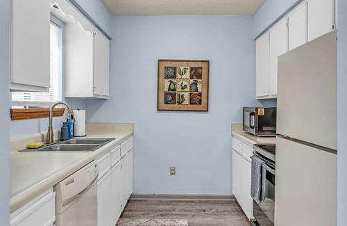 Southwest Topeka Casa | Spacious townhome - 2-bedrooms with King Beds in quite cul-de-sac - sleeps 6