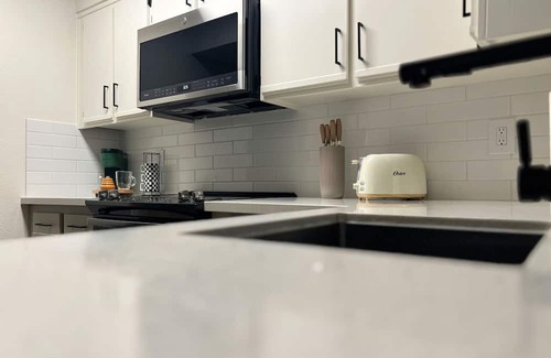 Rancho Cucamonga Condominio | Relax & Recharge in a Modern 2-Bedroom Condo Prime Location