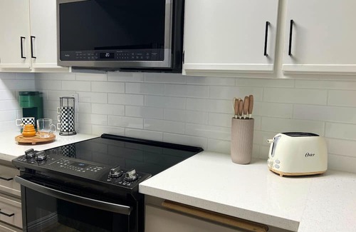 Rancho Cucamonga Condominio | Relax & Recharge in a Modern 2-Bedroom Condo Prime Location