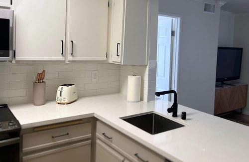 Rancho Cucamonga Condominio | Relax & Recharge in a Modern 2-Bedroom Condo Prime Location