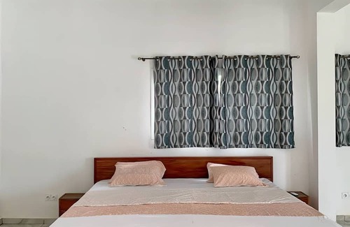 Assinie Cama Y Desayuno | Mako room: idyllic setting with breakfast
