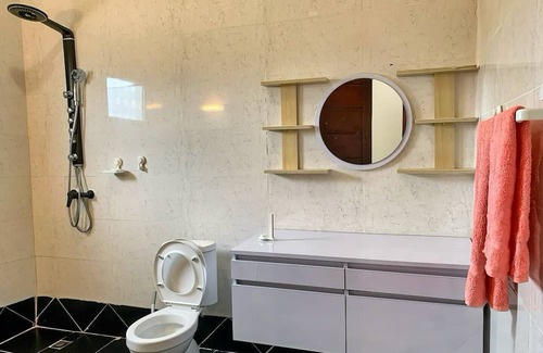 Assinie Cama Y Desayuno | Mako room: idyllic setting with breakfast