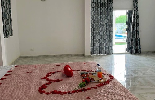 Assinie Cama Y Desayuno | Mako room: idyllic setting with breakfast