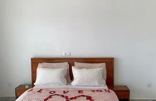 Assinie Cama Y Desayuno | Chambre Anodi: idyllic setting with breakfast