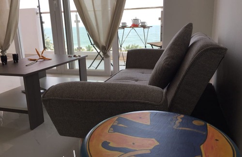 Mount Lavinia Apartamento | Wake up to panoramic ocean views from almost every room.