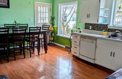 Allouez Casa | Spacious 4-bedroom house in peaceful Green Bay with AC, Free Wi-Fi
