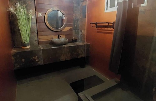 Noord Apartamento | Modern 2-Bedroom Apartment with AC & WiFi in Central Paramaribo