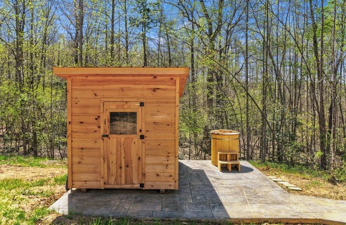 Livingston Casa | Studio, Sauna, Ice Plunge, Deck, Patio, Private Trail, Gazebo