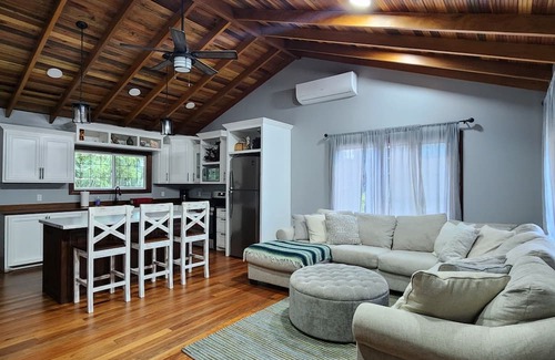 Spanish Lookout Cabaña | Charming 2-bedroom cottage in tranquil Spanish Lookout with AC, WiFi