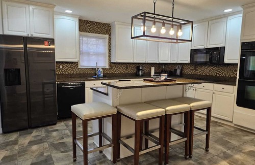 Cordova Casa | Southern-Inspired 5-BR Luxury Home with POOL & Jetted Tub - Simply Marvelous.